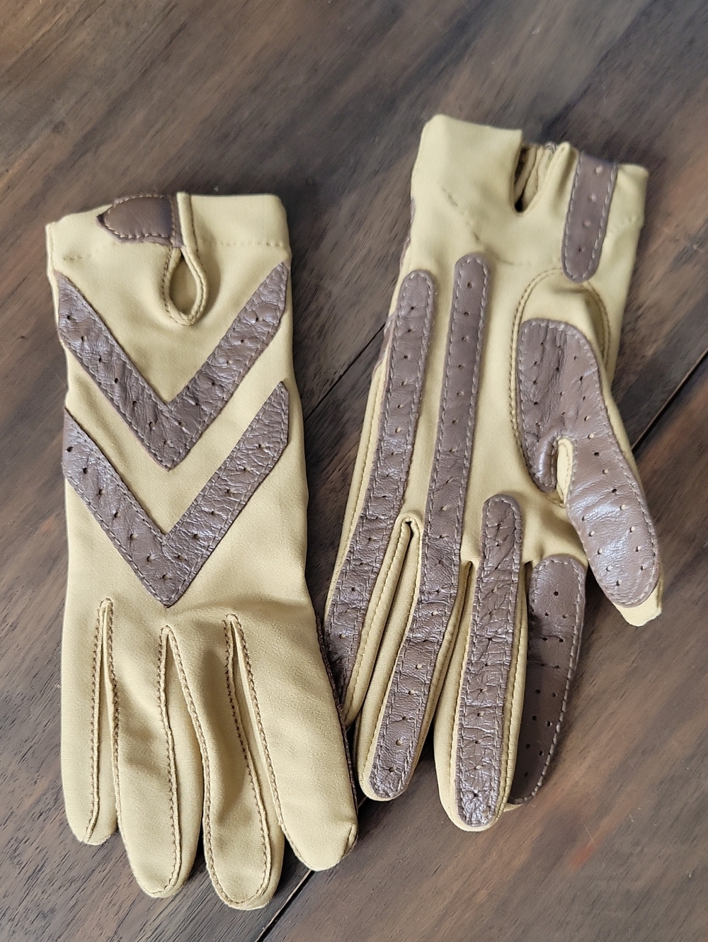 Isotoner Women's Aris Water Repellent Spandex Shortie Gloves OS